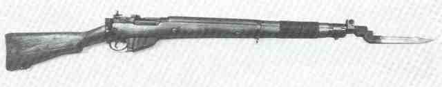 Britisches Rifle No. 4 Mk I mit abnehmbarem 10-Schuss-Magazin. Das hier aufgepflanzte Bajonett mit Bowie-Klinge ist ein No. 9 Mark I, das 1948 als Nachfolger für die in der Kriegszeit produzierten Spike-Bajonette eingeführt wurde.